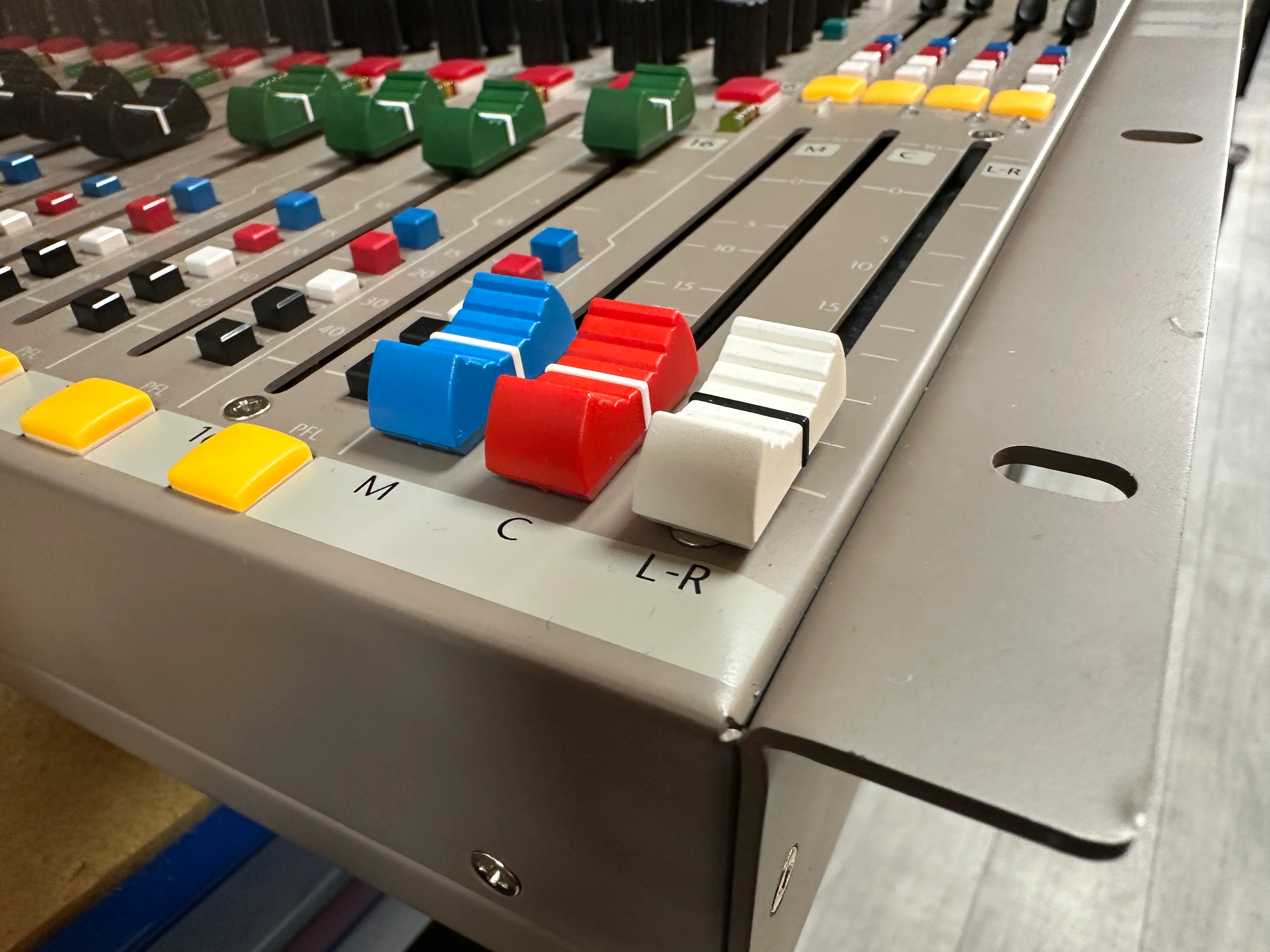 APB -Dynasonics ProRack H1020 Mixing Desk - Image 10