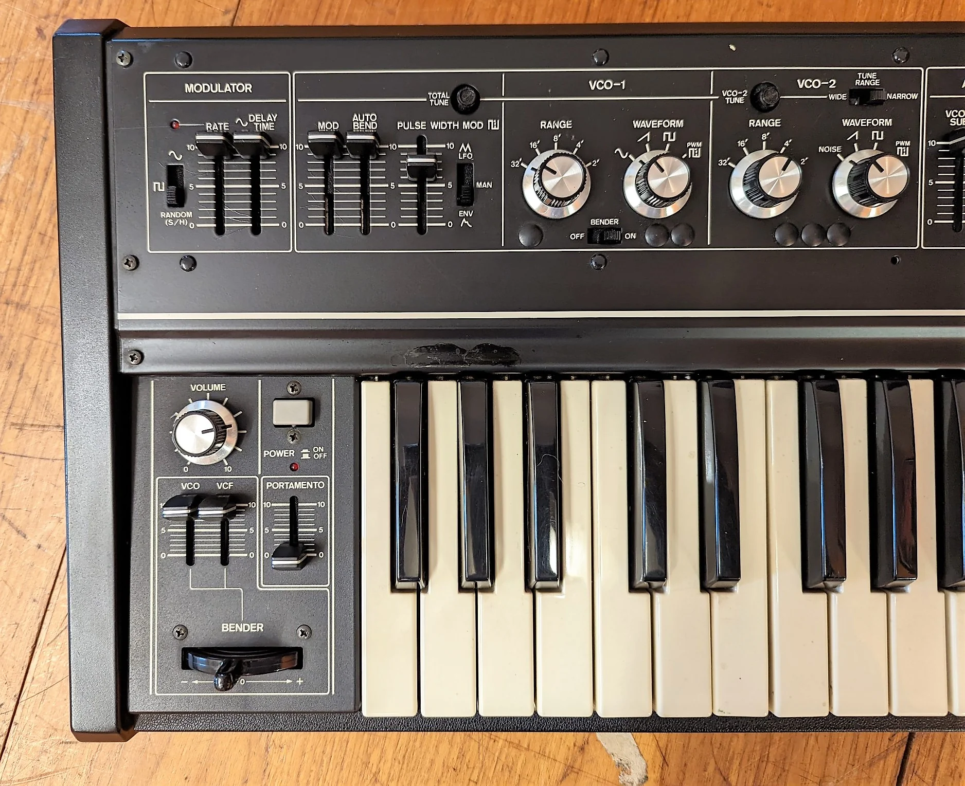 Roland SH-2 Synthesizer - Image 2